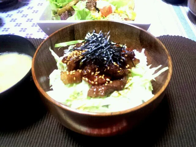 豚バラ肉とキャベツのガーリック甘辛丼|なぉさん