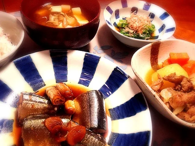 Snapdishの料理写真:秋刀魚のさっぱり煮、肉じゃが、ほうれん草のおひたし、舞茸とお豆腐のお味噌汁|tomozooさん