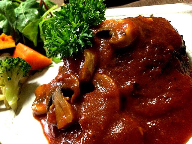 手捏ねハンバーグとまとマッシュルームソース 付け合わせ蒸し野菜 中さん Snapdish スナップディッシュ Id B0t8la