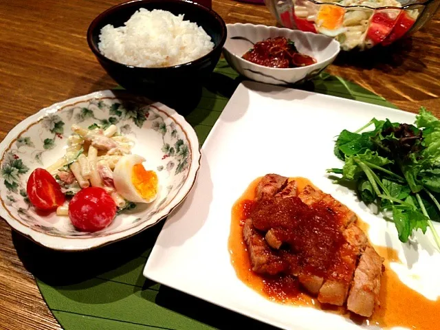 Snapdishの料理写真:ポークチャップ   マカロニサラダ    マグロの漬け   ベビーリーフ|高田恵子さん