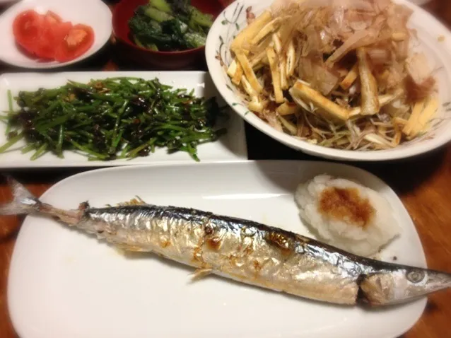 Snapdishの料理写真:秋刀魚塩焼き、ミズ玉ペペロンチーノ、ミョウガと揚げのおかか和え、青梗菜胡麻和え。|raku_darさん