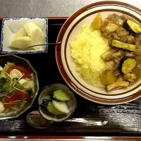 Snapdishの料理写真:カレー、サラダ、リンゴ、塩麹漬けキュウリ・大根|tetsuさん