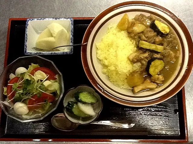 Snapdishの料理写真:カレー、サラダ、リンゴ、塩麹漬けキュウリ・大根|tetsuさん