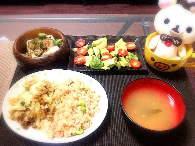 アボカドとトマトのサラダ、鳥五目ごはん、キムチ野菜炒め、オクラと花鰹の冷ややっこ、味噌汁|ちょこ。さん