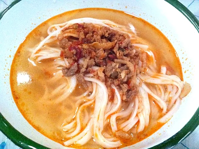 Traditional Chinese Yunan rice-noodles with spicy meat|boneyingさん