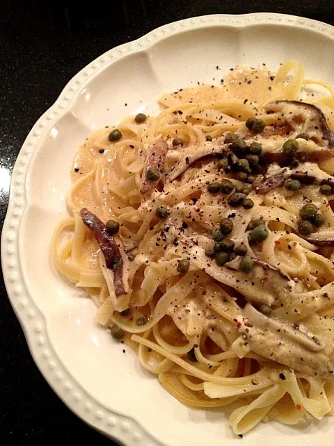 Snapdishの料理写真:Vegan Fettuccine Alfredo with Shitake and Capers|Anneさん