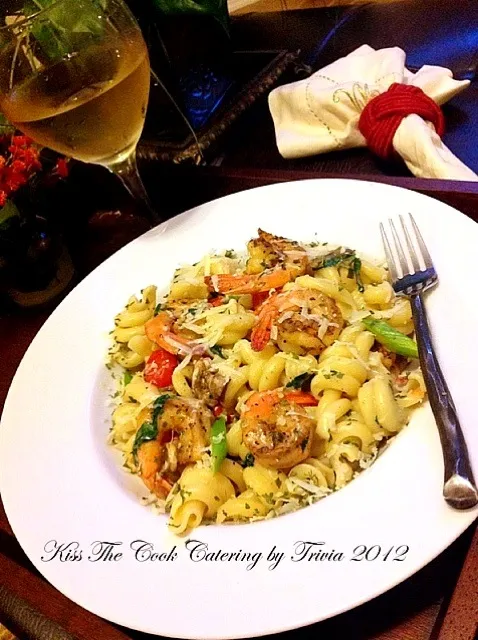 Shrimp Pasta❤ Grilled Shrimp, Asparagus, Cherry Tomatoes, Spinach topped with Asiago Cheese|Taste-New Americanさん