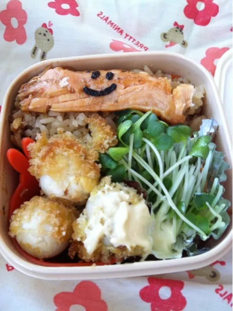 Snapdishの料理写真:うずらの卵カレー味とシャケのお弁当|yukaさん