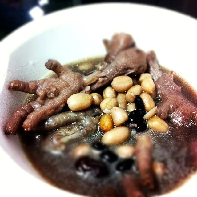 Black bean peanut with chicken feet soup|shirlynさん