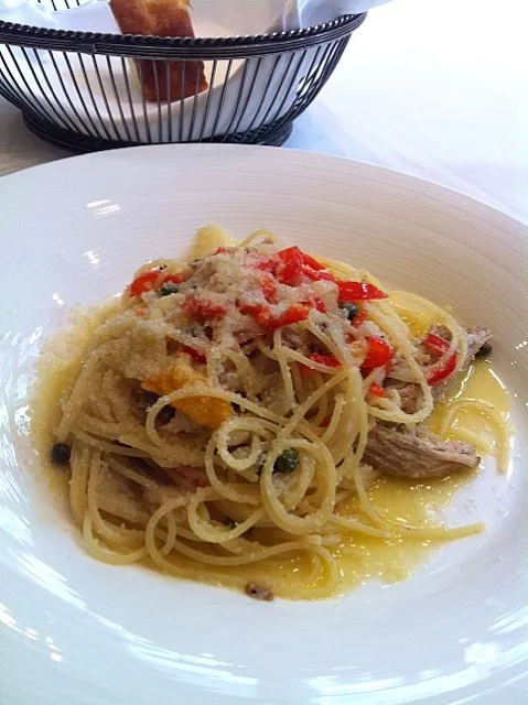 豚バラ肉とパプリカとケッパーのペペロンチーノ🍝|Mikaさん