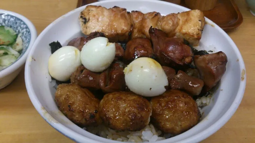 Snapdishの料理写真:焼き鳥丼。ご飯も上の焼き鳥も美味しい。食後に力がみなぎる感じ。半期末乗り切ろう！|SATOSHI OOCHIさん