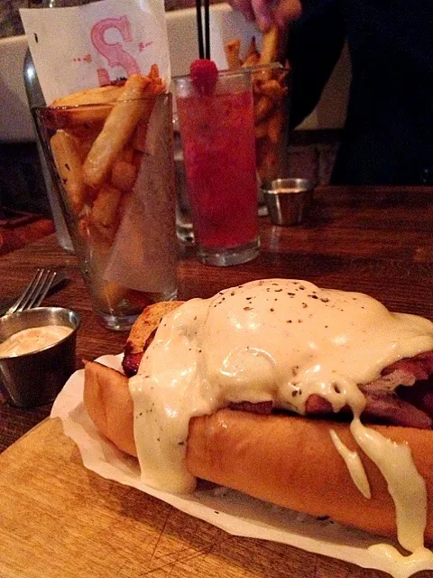 Croque Madame hot dog with truffle fries|Erin Aleshireさん