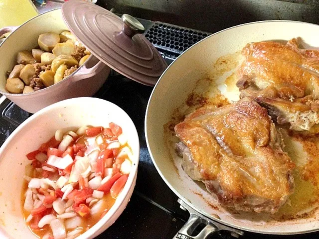 今日のご飯は、パリパリに焼いた鳥肉にトマトと玉ねぎのマリネをかけていただきまーす！ニンニクがきいててぅまし！！あと、里芋のそぼろ煮。おなかへったー新米が美味しい季節！ルクで炊飯したい！休みの日だなぁ|望月有紀さん