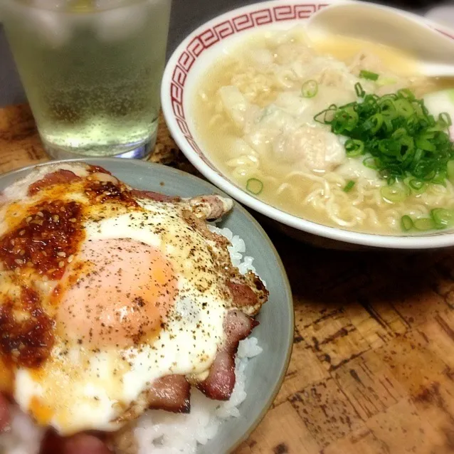 Snapdishの料理写真:ベーコンエッグ丼＆手づくりワンタン入りエースコックのワンタンメン|にょんにいさん