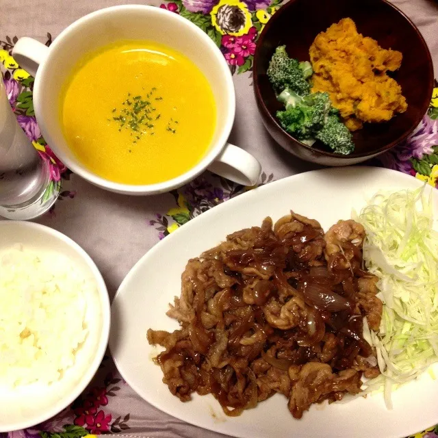 Snapdishの料理写真:豚肉と玉ねぎの生姜焼きとかぼちゃスープ、サラダ|zuuuuuさん