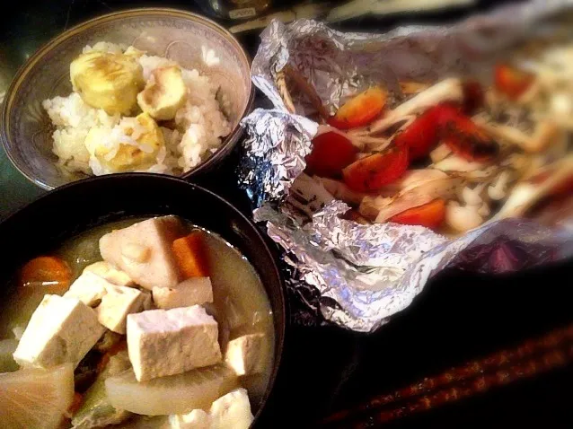 Snapdishの料理写真:栗ご飯 けんちん汁 鮭とキノコのホイル焼き|anjuさん