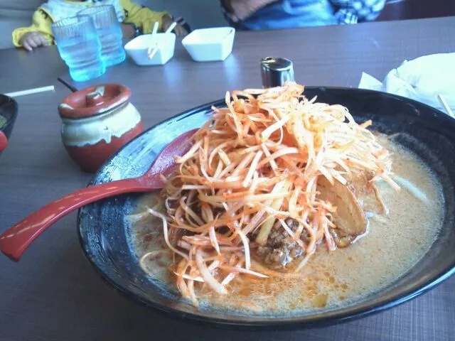 今日はランチに味噌ネギラーメン食べました|やのゆきさん