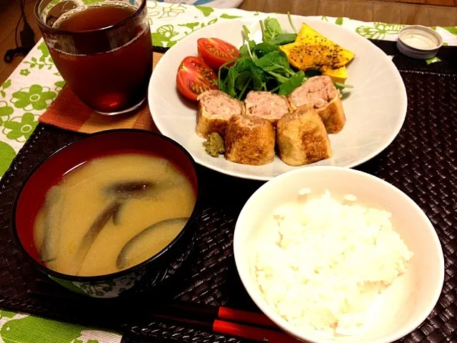 うちごはんでやってた油揚げロール、茄子の味噌汁、サラダ、かぼちゃのグリル、白米|ひかりさん