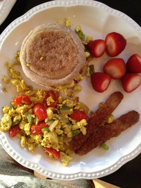 Whole wheat English muffin with organic tofu scramble, tempeh "bacon", and organic strawberries.|Anneさん