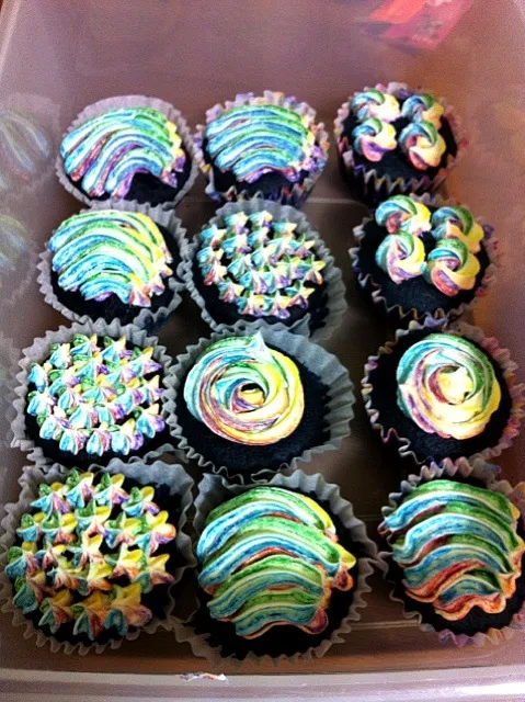 Blue Velvet cupcake with rainbow frosting|natasharavindranさん