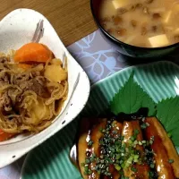 Snapdishの料理写真:さんまの蒲焼・肉じゃが・なめこ味噌|まりのさん