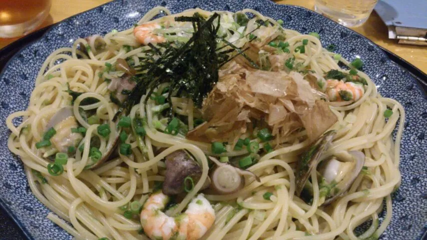 Snapdishの料理写真:イカと海老の和風のバター醤油味でした。パスタがシャキッとしてるのと味付けが適度なのと揉み海苔＆岩海苔のトッピングで美味しくいただけました。、|SATOSHI OOCHIさん