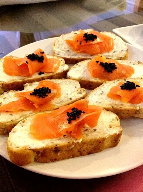 Smoked salmon with caviar bruschetta|christabelさん