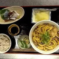 Snapdishの料理写真:鯖の刺身、味噌煮込みうどん、五穀米、キュウリ塩麹漬け、グレープフルーツ|tetsuさん