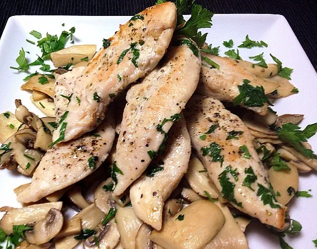 Snapdishの料理写真:Chicken Breast Fillet on Mushroom Bed with Lots of Fresh Parsley from my Mini Garden😊|6畳フィットネスさん