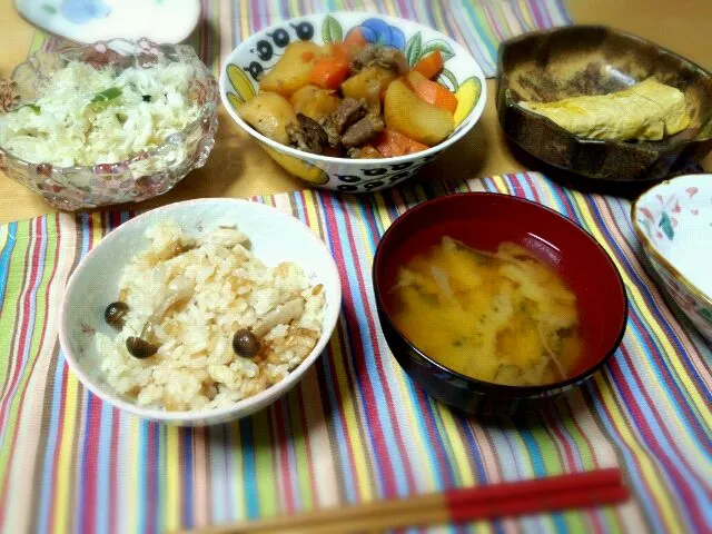 Snapdishの料理写真:肉じゃが、炊き込みご飯、お味噌汁、卵焼き、サラダ|えりさん