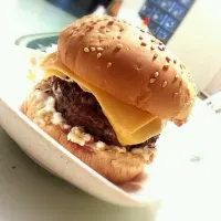 Snapdishの料理写真:homemade cheese burger|jesus perezさん