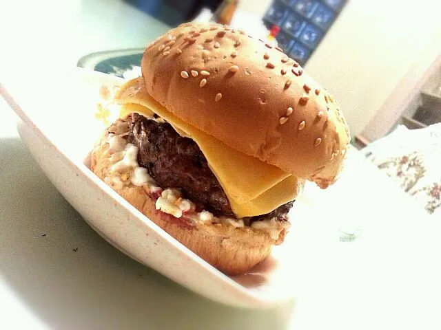 Snapdishの料理写真:homemade cheese burger|jesus perezさん