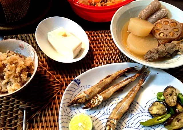 夕ご飯(9/27):キスの干物、おでん、我が家の茄子と唐辛子のグリエ、冷奴、蒸し野菜(キャベツとシメジ)に胡麻だれ(❁´◡`❁)|piyokoさん