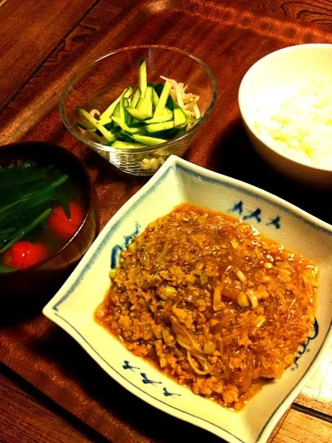 9/28晩御飯  麻婆春雨  ニラトマトスープ  もやしときゅうりのサラダ  ＊ご飯が進んで困ります＊|yukiyamasakiさん