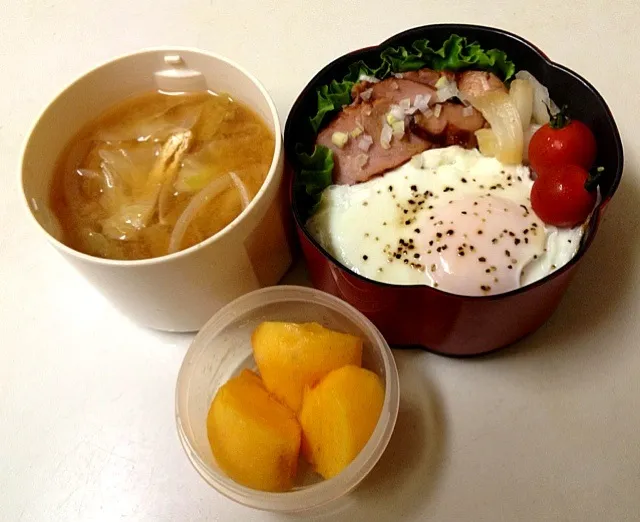 Snapdishの料理写真:朝弁。目玉焼き&焼豚丼+キャベツと玉ねぎと油揚げの味噌汁+柿。|モナママさん