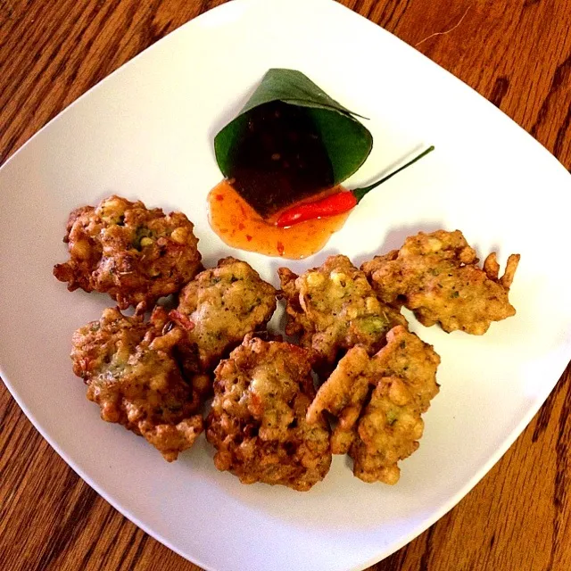 Snapdishの料理写真:Afternoon snacks: Fresh Corn Fritters with Sweet & Spicy Hot Sauce! Yummy ;))|rie simsさん