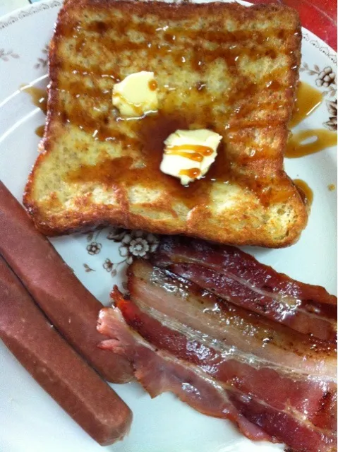 French toast with cheese and bacons and sausages|Darren Loさん