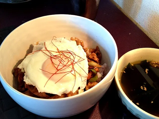 豚肉とネギの味噌炒め目玉焼きのっけ＆わかめスープ|よよさん