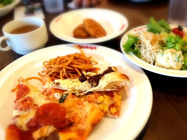 Snapdishの料理写真:Shakey'sピザ食べ放題|マキさん