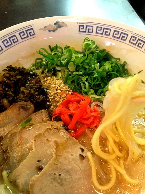 今日のまかない🍜高菜ラーメン  麺1/3に 糸こんにゃく|かっぴーさん