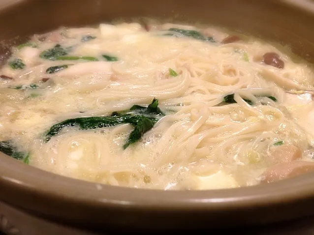 Snapdishの料理写真:〆は氷見うどん、卵とじ。Finished the nabe with udon noodles.|Junya Tanakaさん