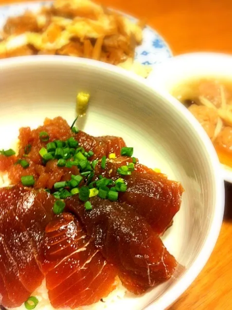 Snapdishの料理写真:マグロの漬け丼、肉団子と根菜の中華スープ、ザーサイの炒め物|まるこさん