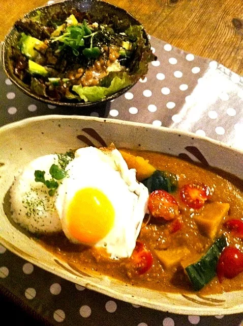 かぼちゃとトマトのキーマカレー、アボガドとお豆腐の胡麻納豆サラダ|まみりんごさん