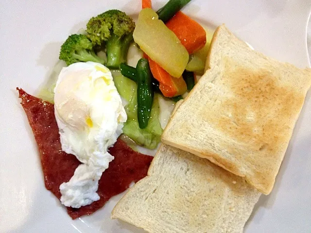 toasted bread, egg, ham, and veggies|ken miyahiraさん