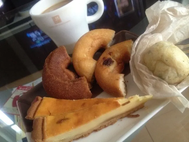 ドーナツ、チーズケーキ、ゼッポレ|食いしん坊もりもりさん