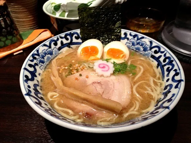 Snapdishの料理写真:豚骨魚介煮玉らー麺|okamotoさん