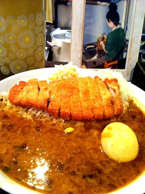 松尾貴史がオーナーのカレー屋、スープカレー風のカレーが美味。背景の絵みたいな美人さんがカレー作ってくれます|ままぞうさん