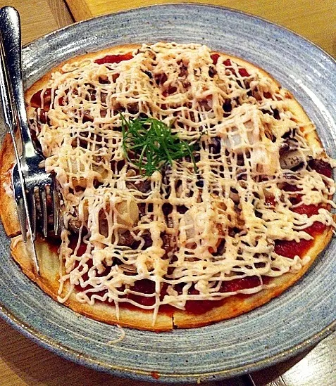 Snapdishの料理写真:Scallop Mushroom Pizza|Someoneさん