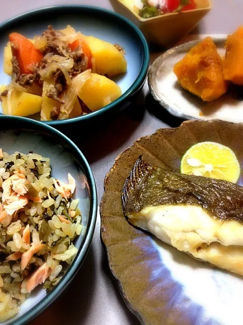 うち夕ご飯〜（高菜と鮭の炊き込みご飯.ヒラメ塩焼・南瓜煮・肉じゃが）|さかぽんさん