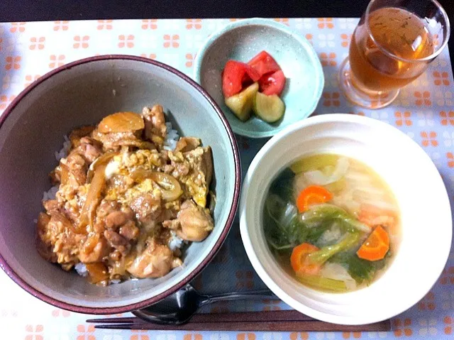 Snapdishの料理写真:親子丼・野菜たっぷり味噌汁・自家製ピクルス|ayAkaさん